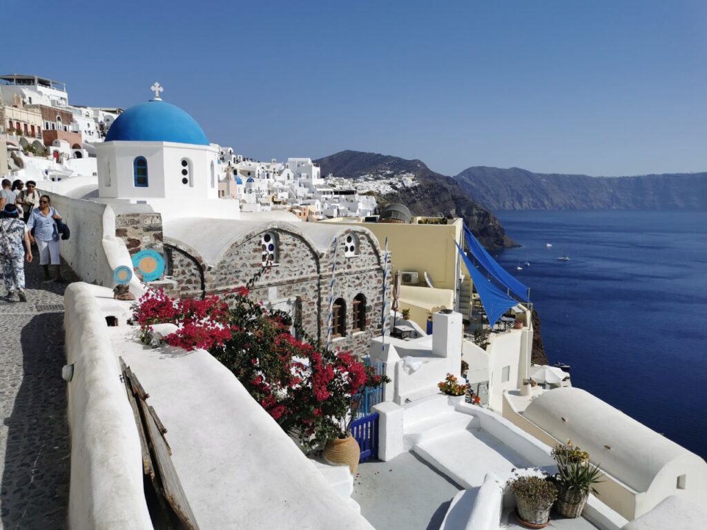 Weiß-blaue Häuser und schöne Gassen in Oia auf Santorini