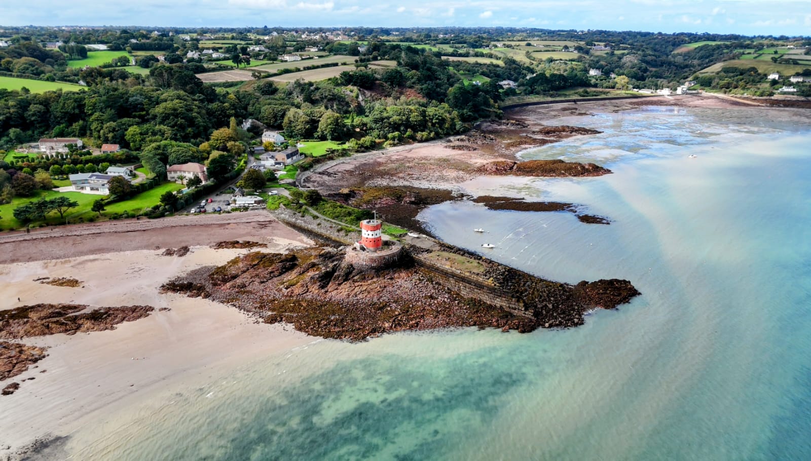 Archirondel Beach mit ruhigem Strand und Blick auf den historischen Tower