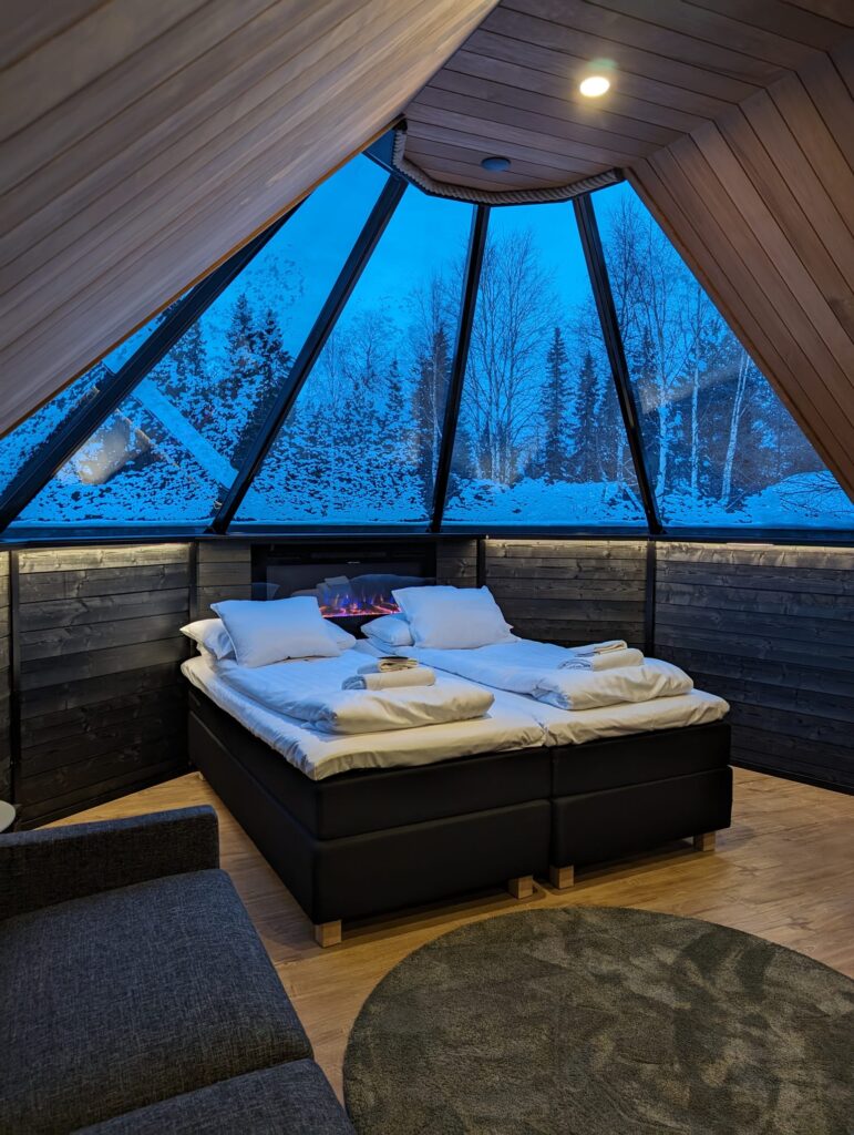 Die Glasiglus im Northern Lights Village mitten in der Winterlandschaft Lapplands