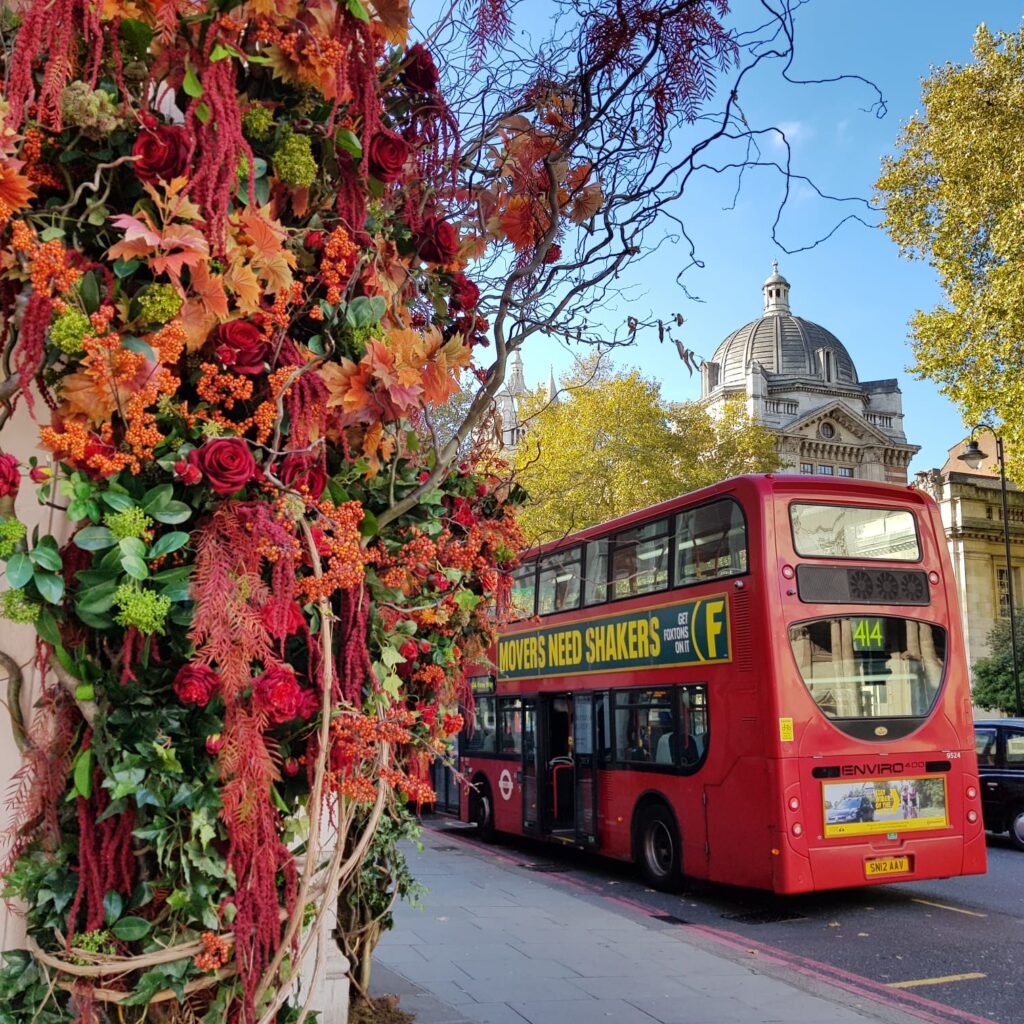 Straßen in London mit herbstlicher Halloween-Dekoration und stimmungsvoller Atmosphäre