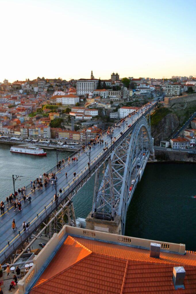 Die Dom Luís I Bridge über dem Douro in Porto