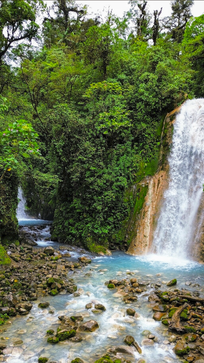 Die türkisfarbenen Wasserfälle der Blue Falls of Costa Rica mitten im Regenwald