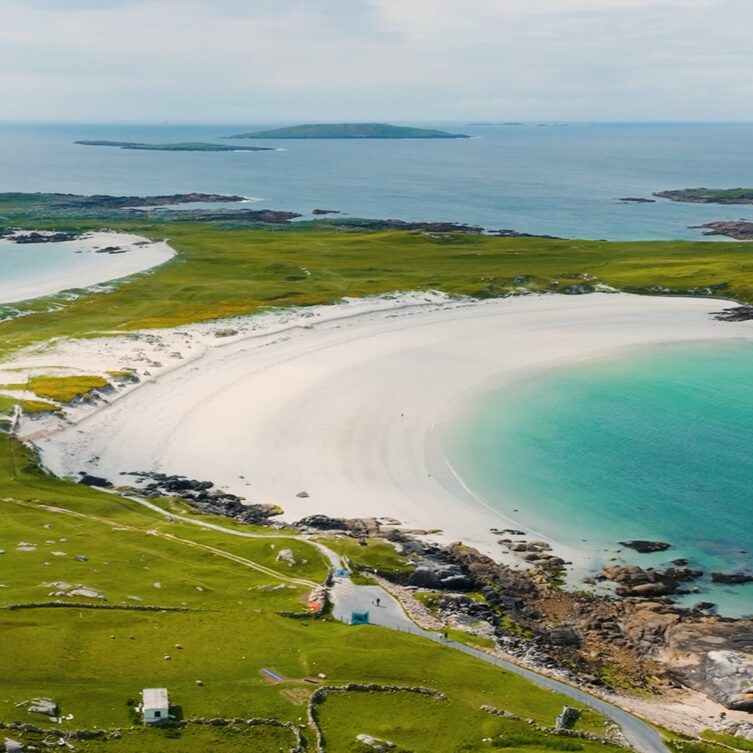 Dog's Bay mit hellem Sandstrand und türkisfarbenem Wasser an der irischen Westküste