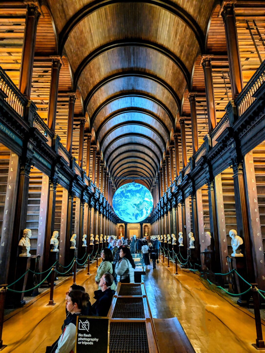 Historische Long Room Bibliothek im Trinity College als Sehenswürdigkeit in Dublin