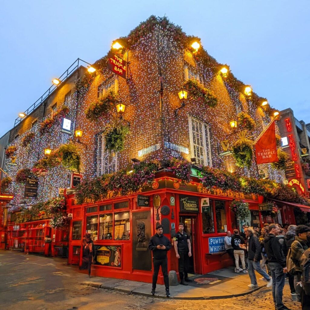 Das bekannte Viertel Temple Bar in Dublin mit bunten Pubs und irischer Atmosphäre