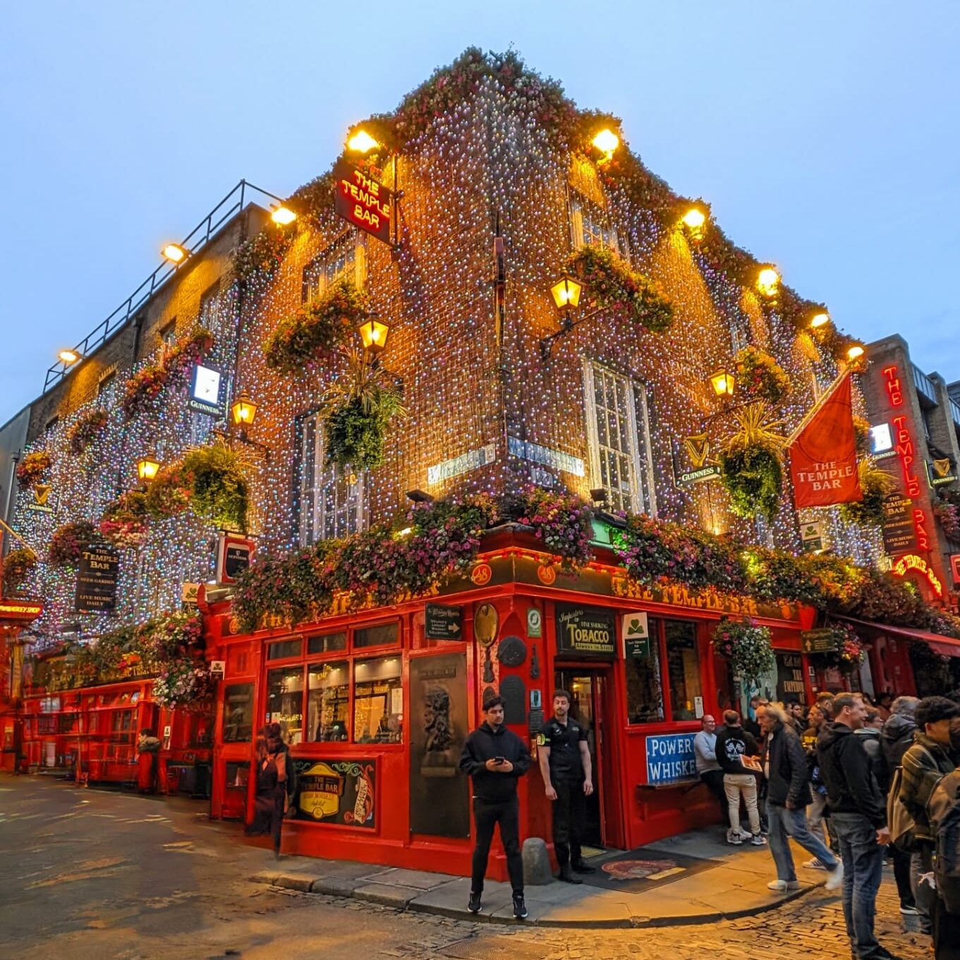 Das berühmte Temple Bar Viertel in Dublin mit bunten Pubs und Livemusik