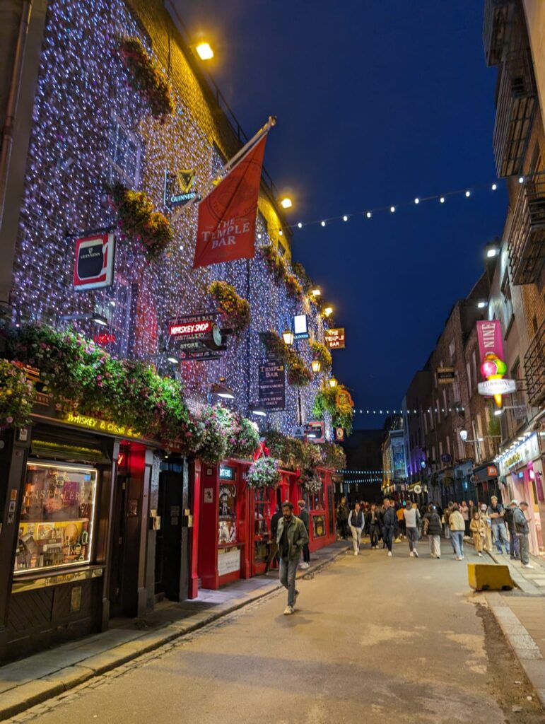 Dublin Städtetrip & Temple Bar:
Menschen in der belebten Temple Bar Straße in Dublin mit bunten Pubs und typisch irischer Atmosphäre