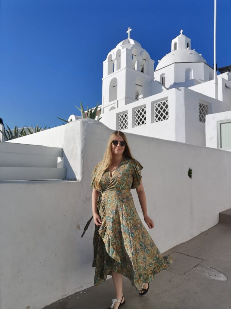 Kleine Gassen und weiße Häuser in Fira auf Santorini