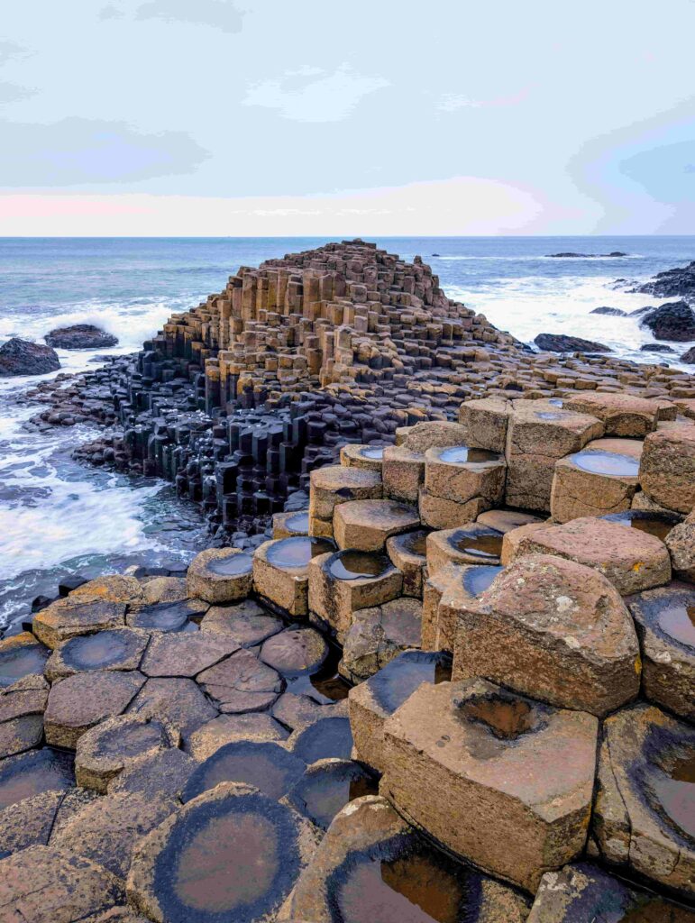 Die beeindruckenden Basaltsäulen des Giant's Causeway