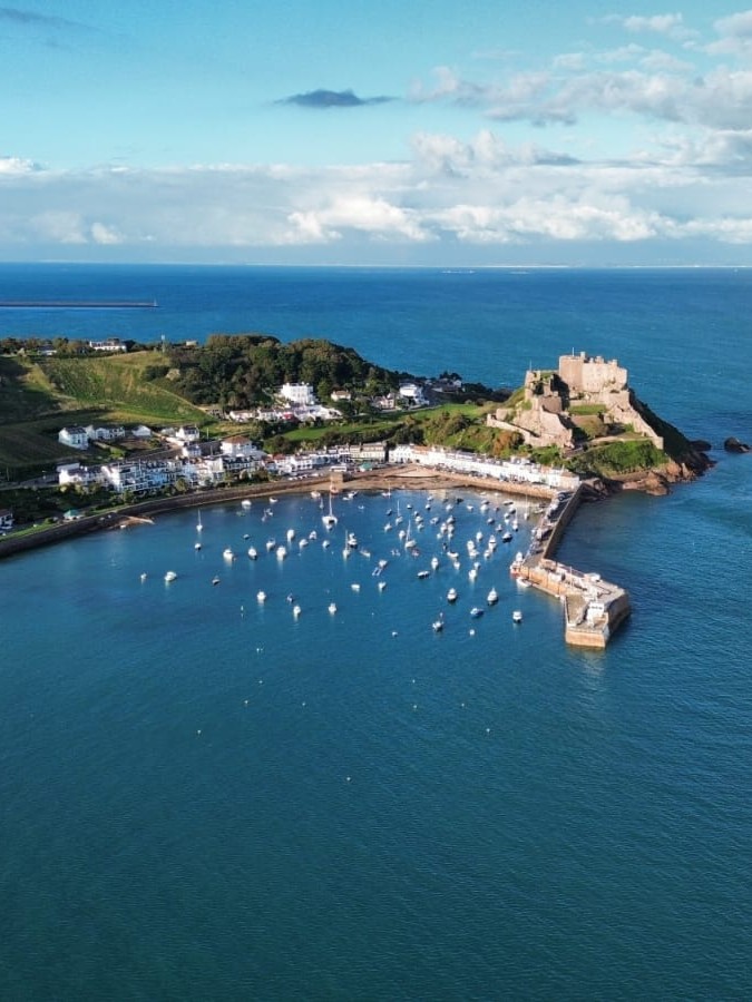 Die historische Burg Mont Orgueil Castle mit Blick aufs Meer