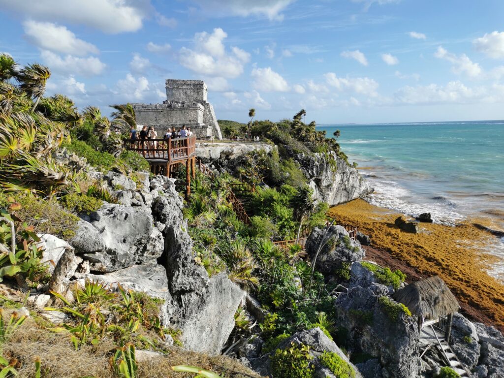 Die Maya-Ruinen von Tulum Archaeological Site mit Blick auf das türkisfarbene Meer der Karibik