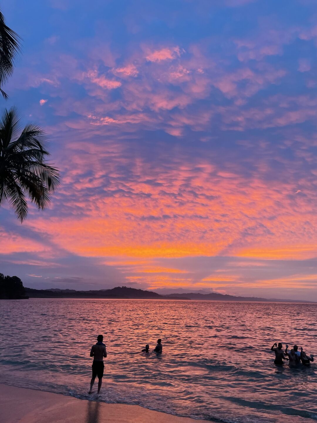Costa Rica Reiseroute: Sonnenuntergang über der Karibikküste Costa Ricas
