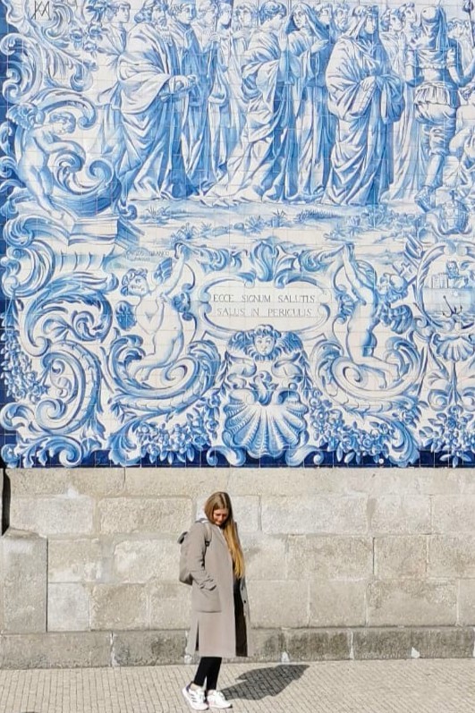 Janina vor der Porto Cathedral mit traditionellen portugiesischen Azulejos im Hintergrund