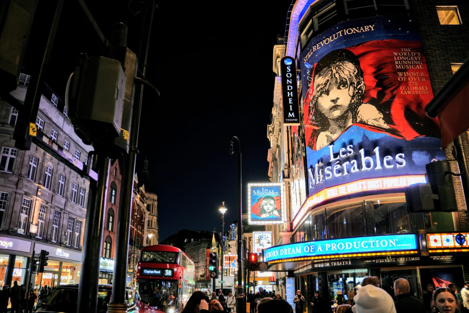 Das West End in London mit festlicher Beleuchtung am Abend