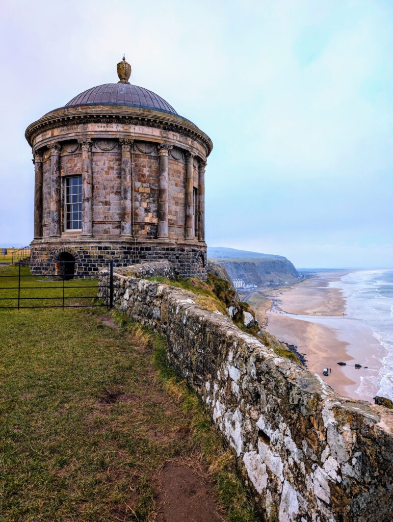 Der Mussenden Temple auf den Klippen der nordirischen Küste