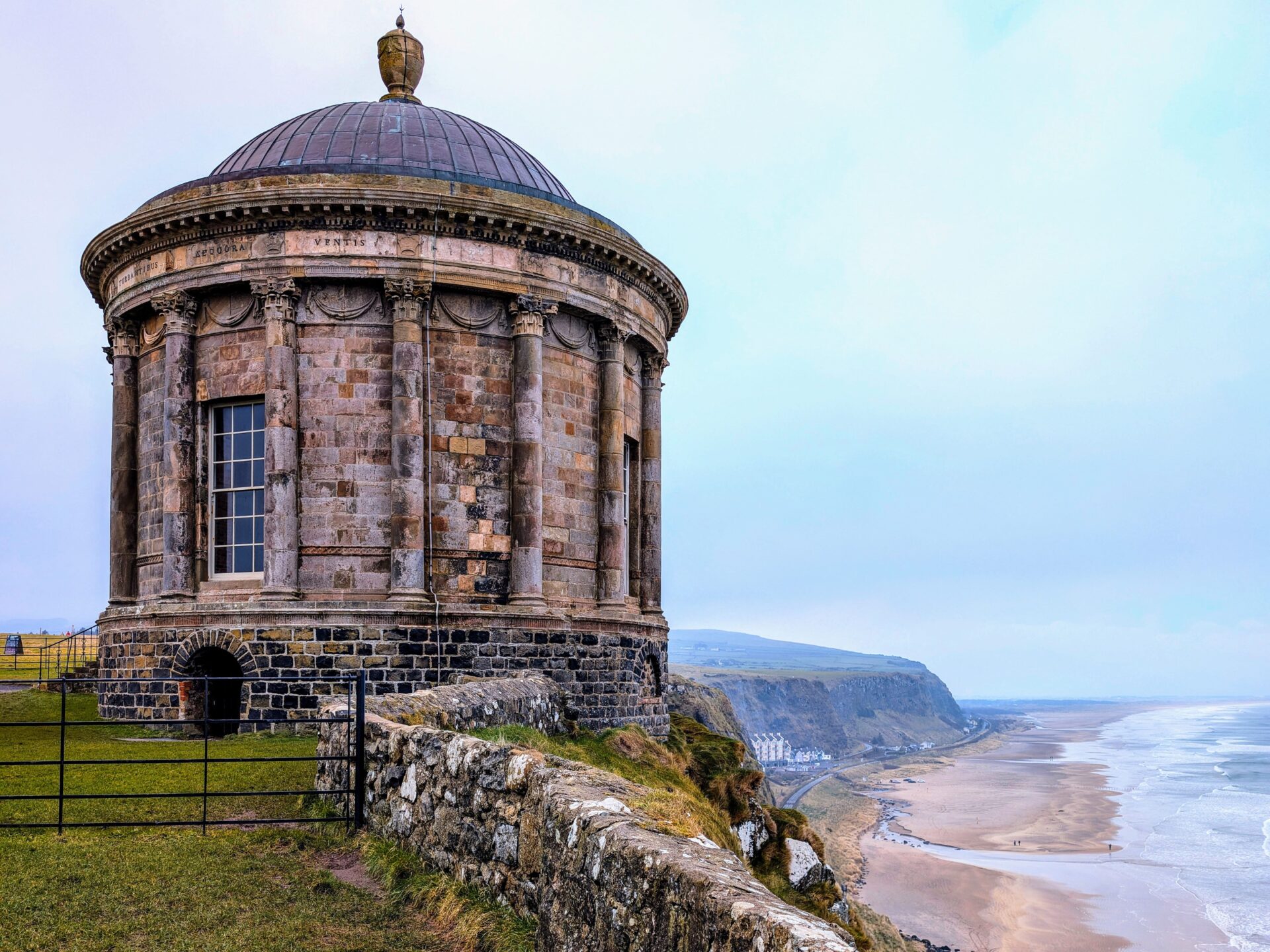 Mussenden Temple an der nordirischen Küste mit spektakulärem Blick auf Klippen und Atlantik