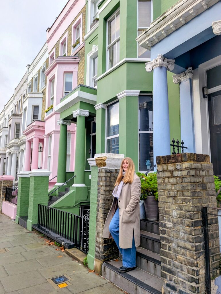 Pastellfarbene Häuser in Notting Hill in einer der bekanntesten Straßen Londons