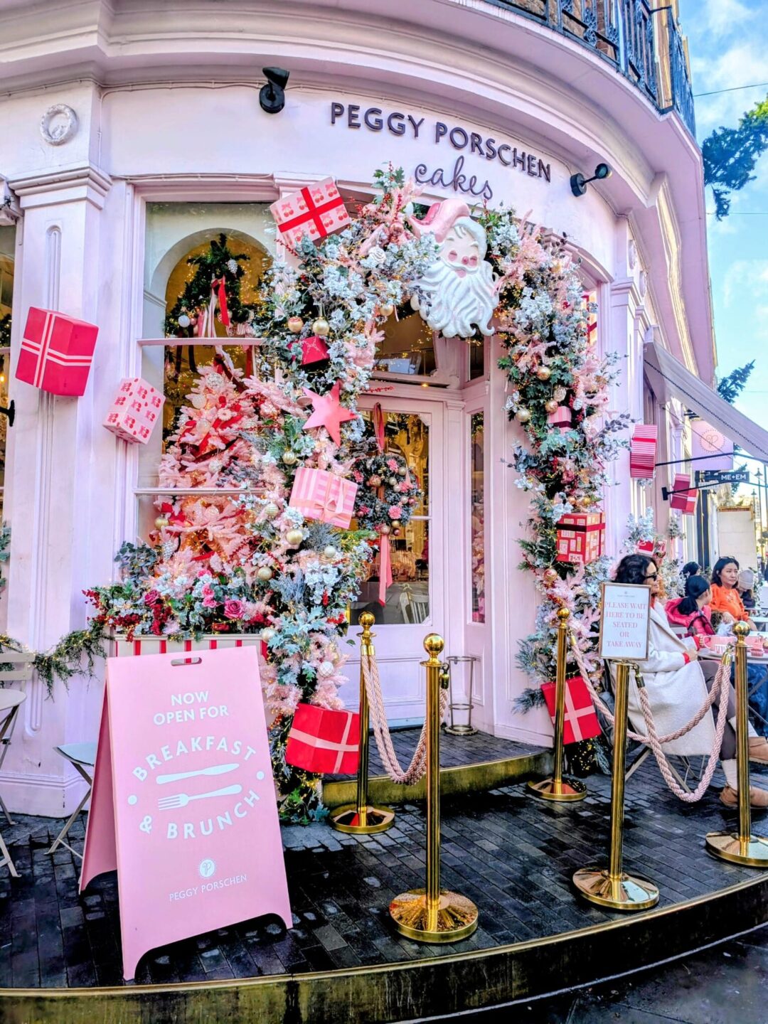 Die rosafarbene Fassade von Peggy Porschen festlich dekoriert zur Weihnachtszeit