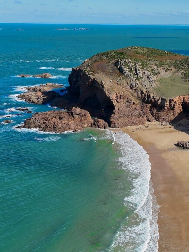 Der Plemont Beach mit Höhlen und beeindruckender Küstenlandschaft.