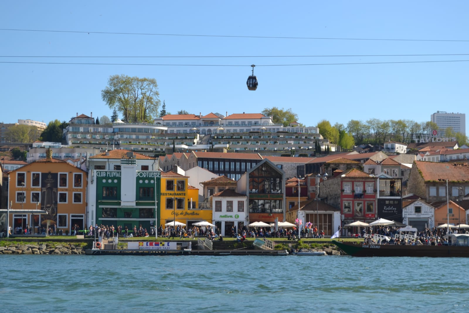 Blick vom Wasser auf Vila Nova de Gaia und die Uferpromenade von Porto