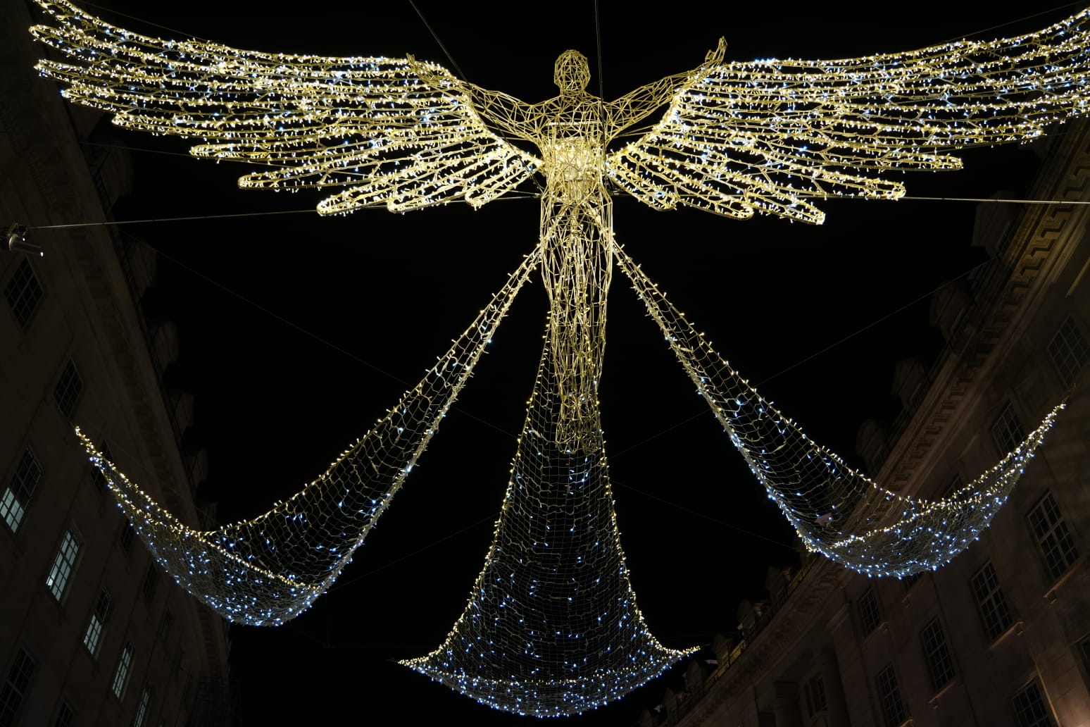 Weihnachtsbeleuchtung mit Engelsfiguren in der Oxford Street in London