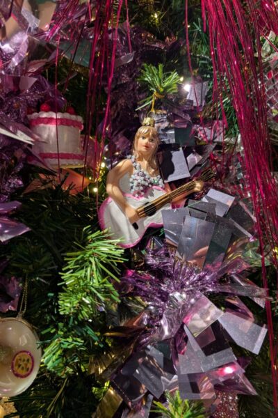 Selfridges-Weihnachtsbaumschmuck-Taylor-Swift