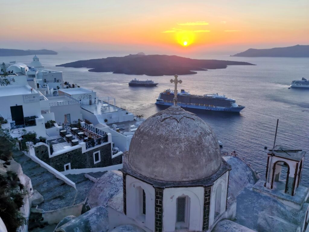 Sonnenuntergang mit Blick über die Caldera von Fira auf Santorini