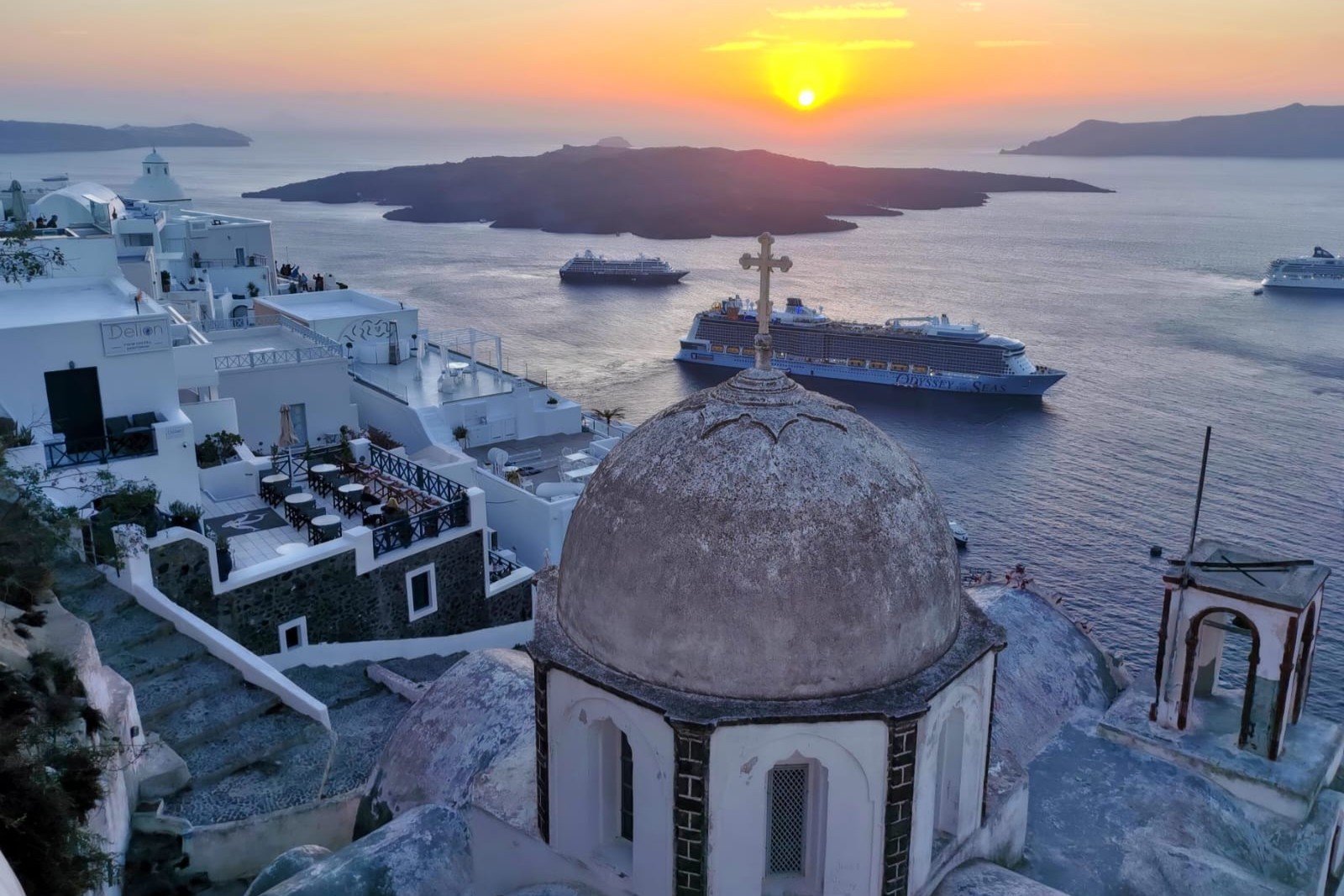 Sonnenuntergang über den weißen Häusern von Fira
