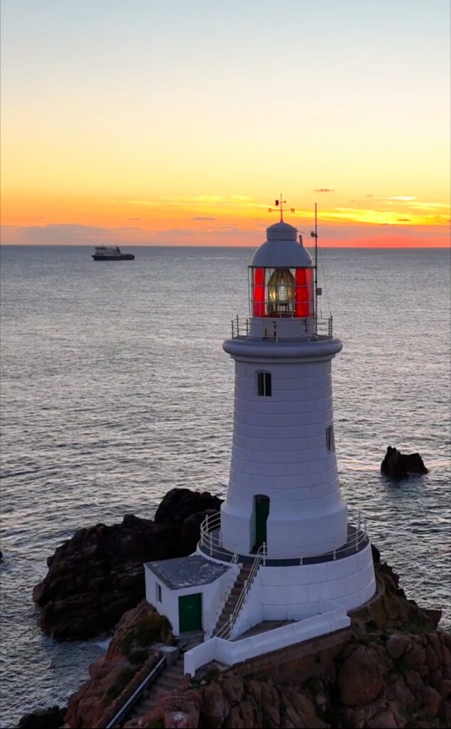 Der La Corbière Lighthouse an der rauen Küste Jerseys