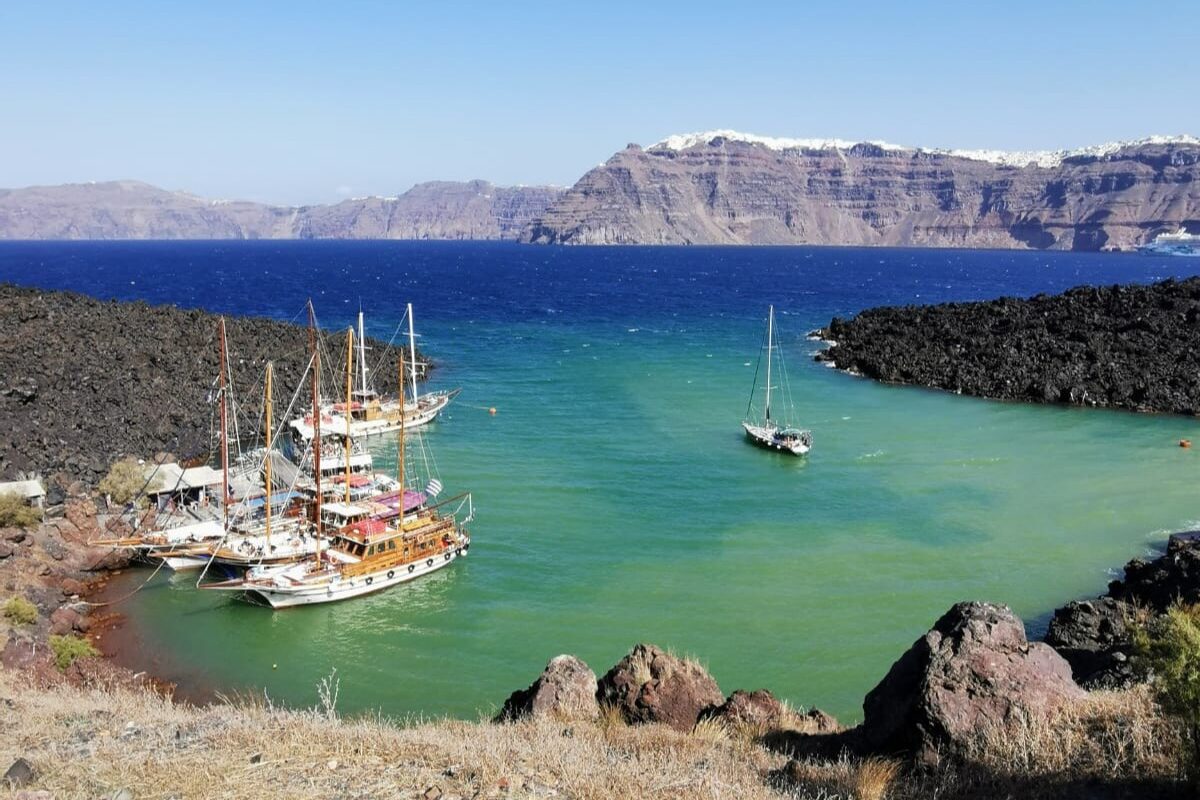 Die Vulkaninsel Nea Kameni in der Caldera von Santorini