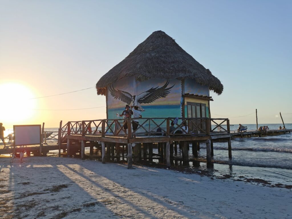 Sonnenuntergang am Strand von Isla Holbox in Mexiko
