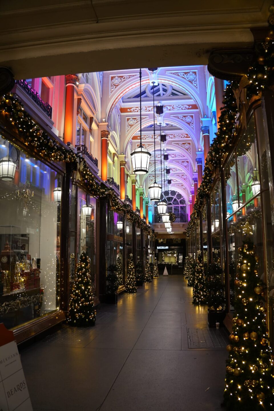 Die elegante Burlington Arcade mit festlicher Weihnachtsdekoration