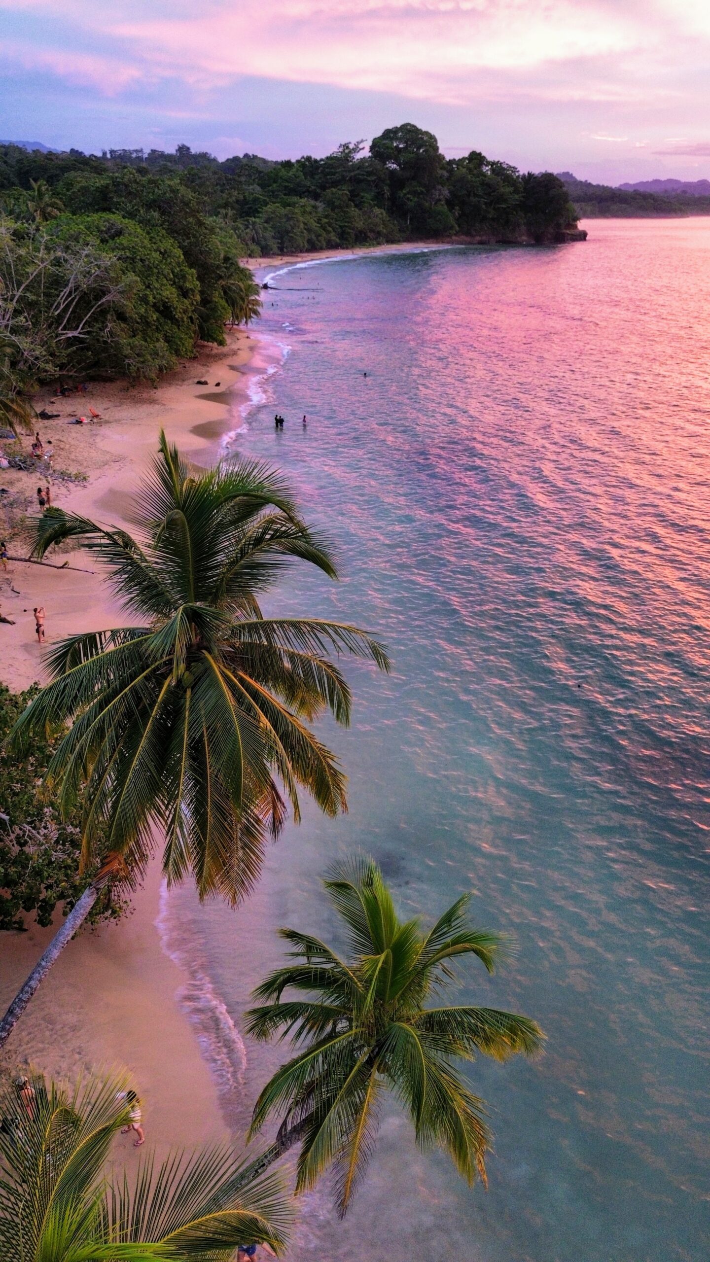 Sonnenuntergang am tropischen Strand in Costa Rica