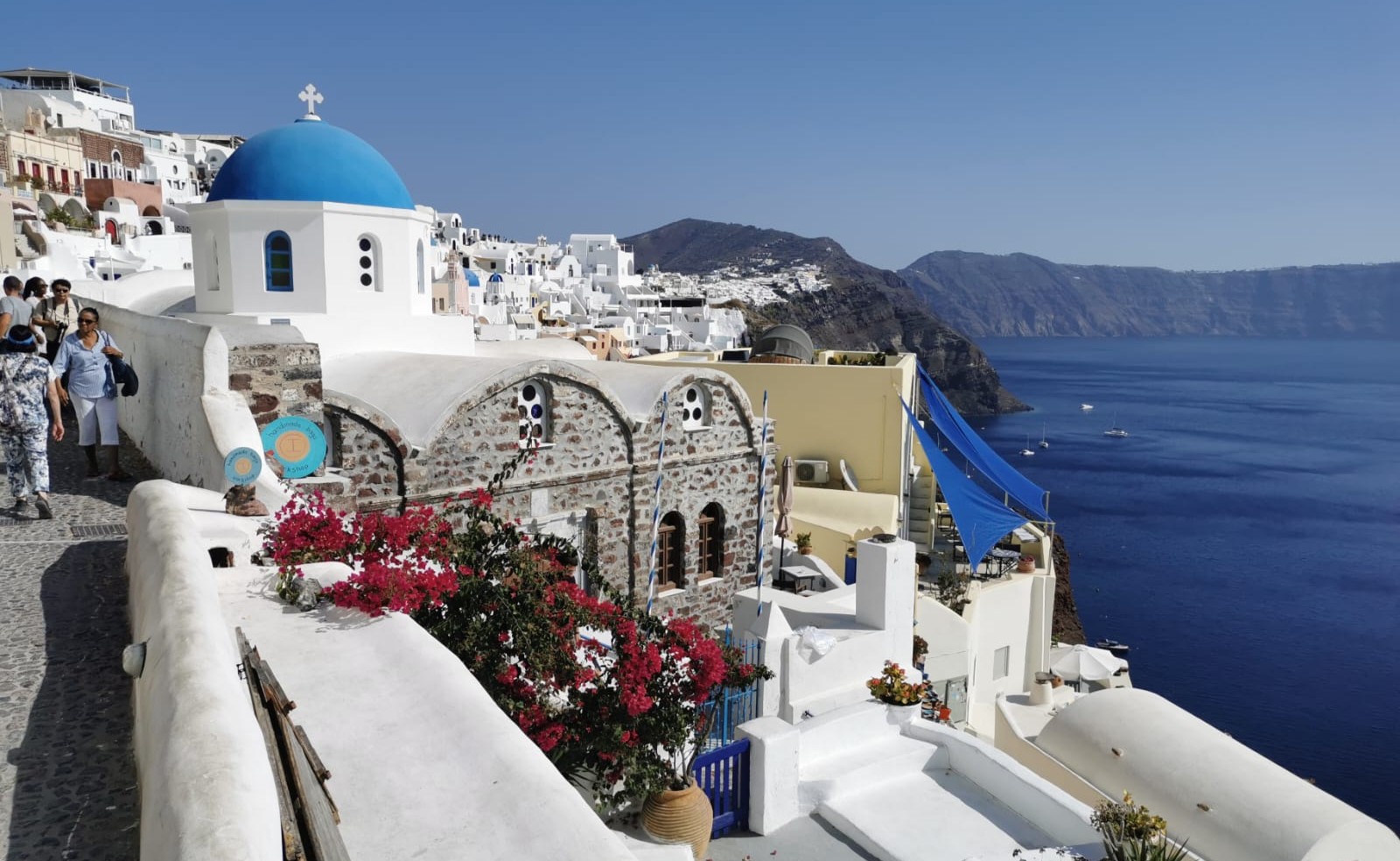 Die weiß-blauen Häuser von Oia auf Santorini mit Blick auf die Caldera