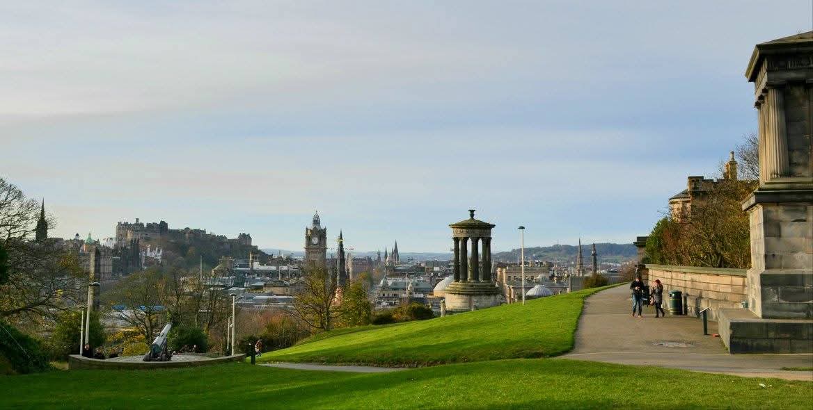 Blick vom Calton Hill über die Dächer von Edinburgh