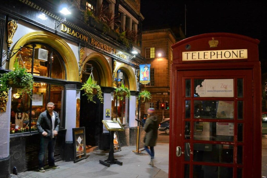 Gemütlicher Pub in Edinburgh mit typisch schottischer Atmosphäre