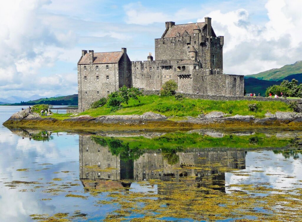 Das malerische Eilean Donan Castle direkt am Wasser in den Highlands