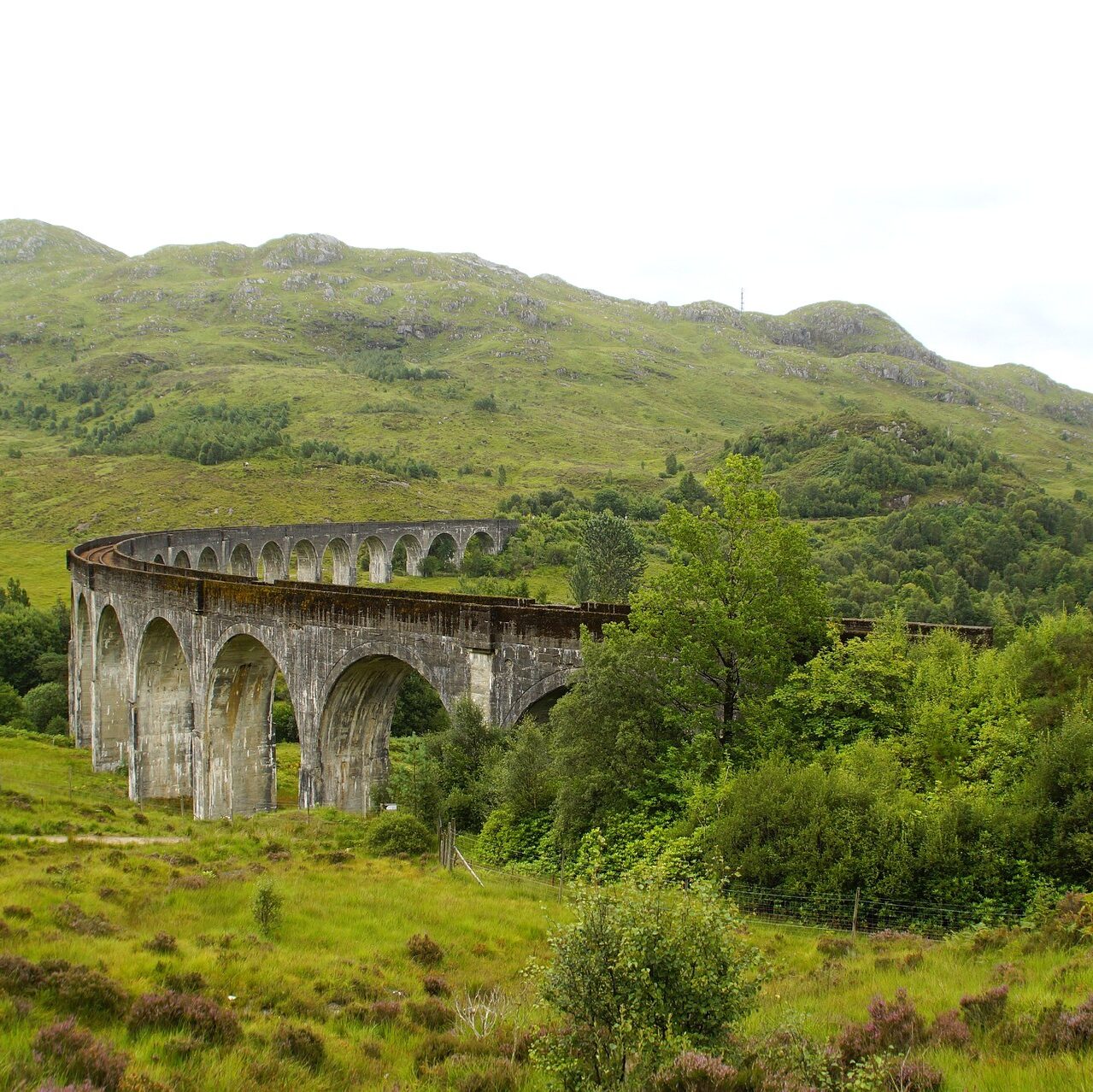 Das Glenfinnan Viaduct mit dem berühmten Jacobite Steam Train aus Harry Potter film series