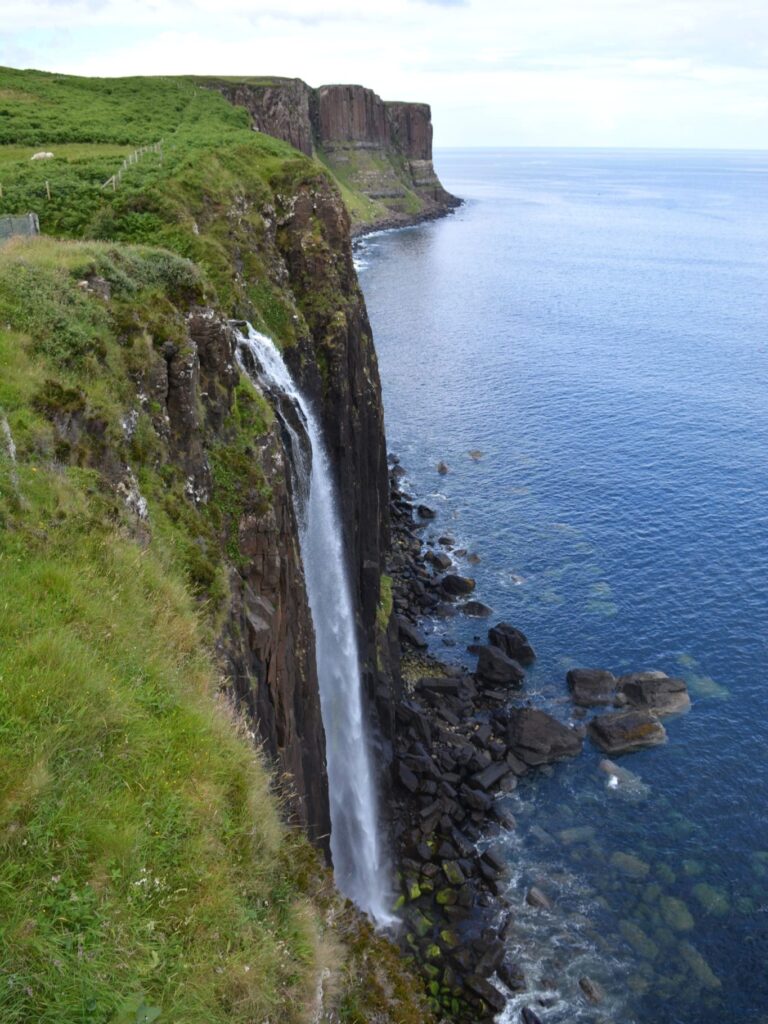 Der Wasserfall Mealt Falls stürzt direkt von den Klippen ins Meer und liegt am Aussichtspunkt Kilt Rock