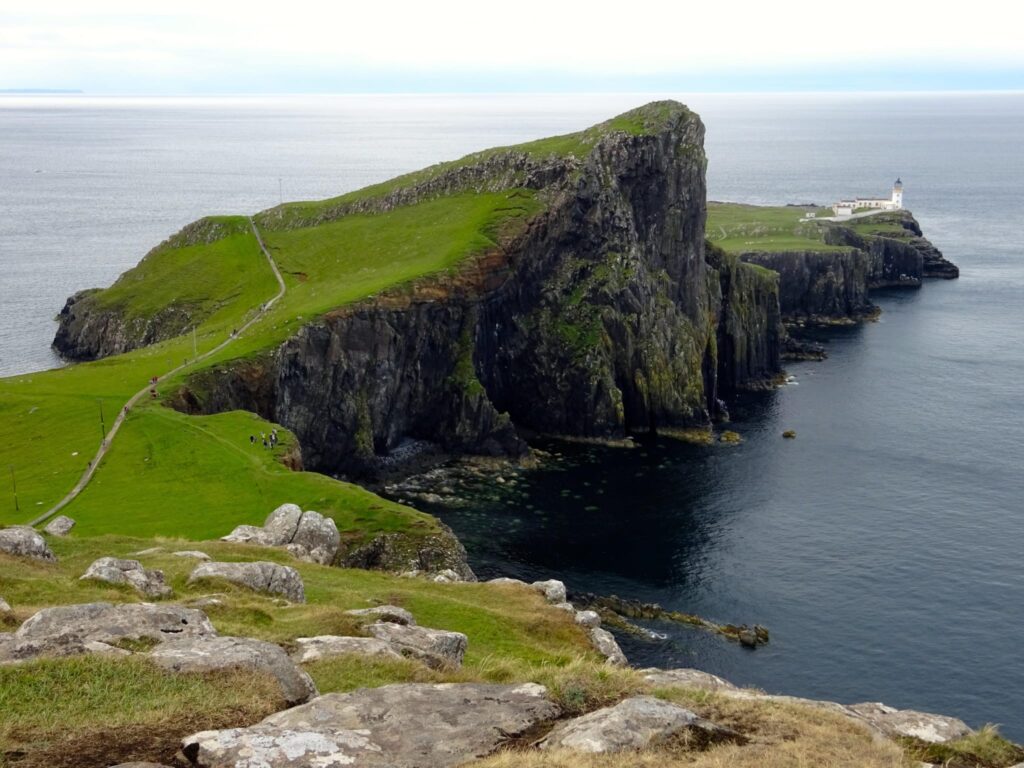 Die wilde Natur der Isle of Skye mit rauen Küsten und spektakulären Landschaften