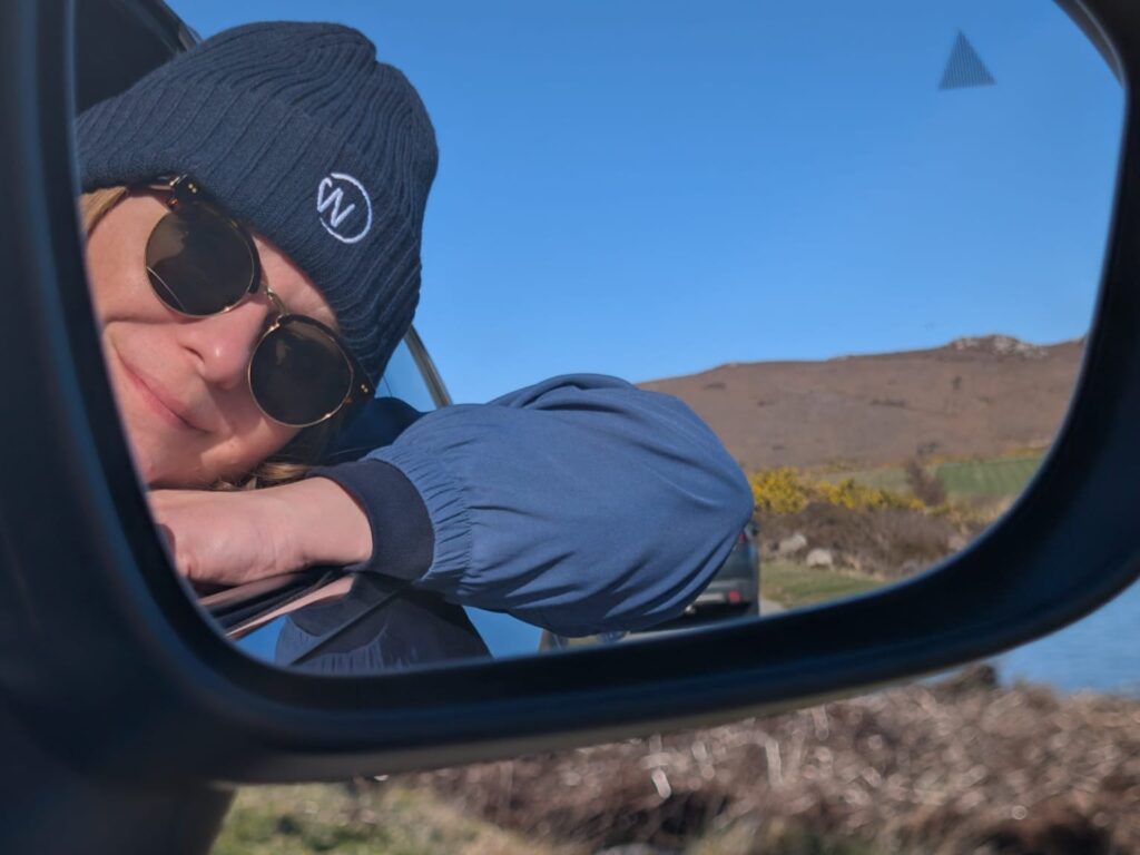 Roadtrip durch die schottischen Highlands mit Blick aus dem Seitenspiegel.
