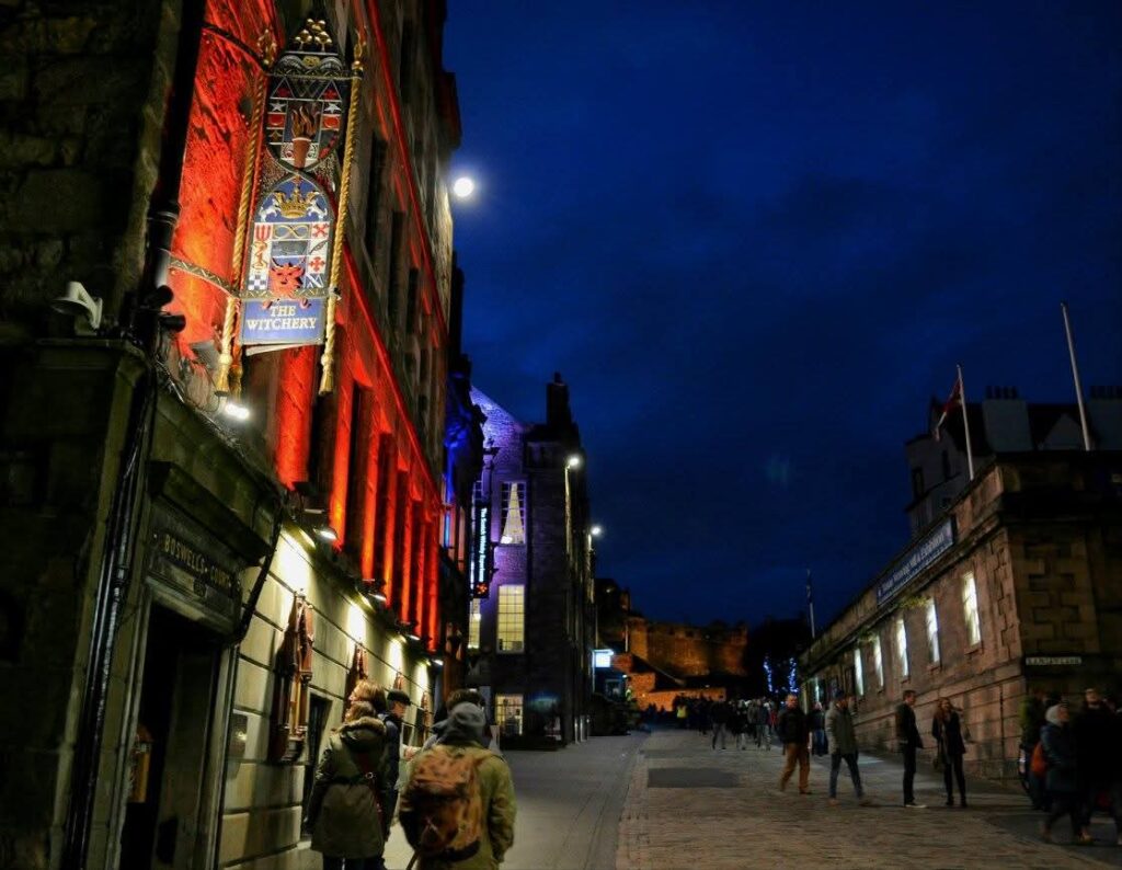 Die historische Royal Mile in der Altstadt von Edinburgh