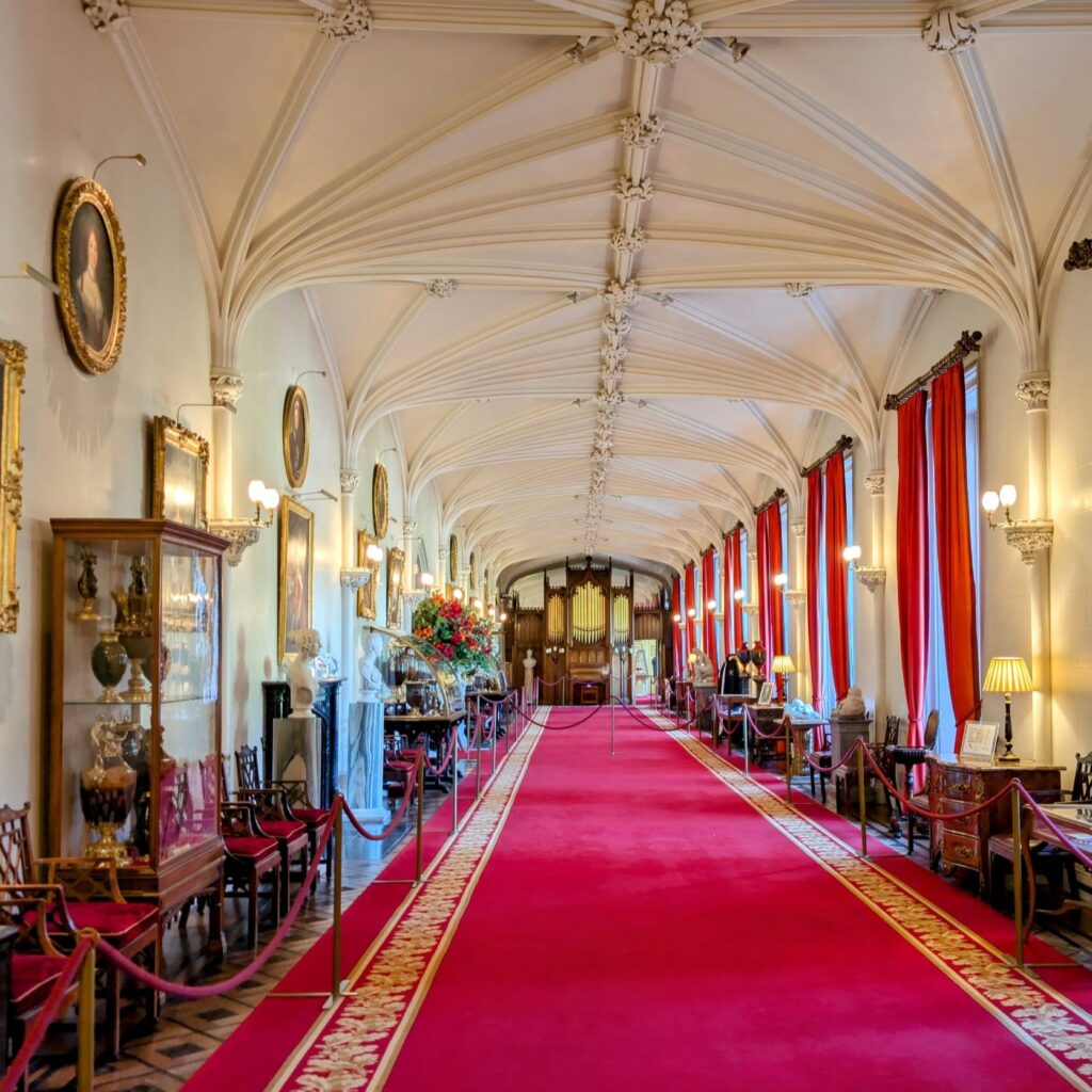 Der historische Scone Palace mit prachtvollen Gartenanlagen in Schottland