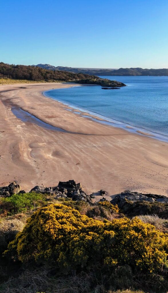 Der ruhige Gruinard Bay Strand an der schottischen Westküste