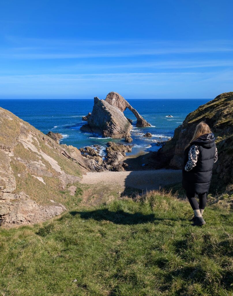 Der Bow Fiddle Rock an der rauen Küste Nordostschottlands